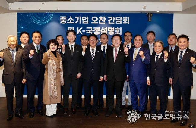 김민석 국무총리가 3일 중구 달개비에서 중소기업인들 대상으로 열린 K-국정설명회에서 강연을 하고 있다.