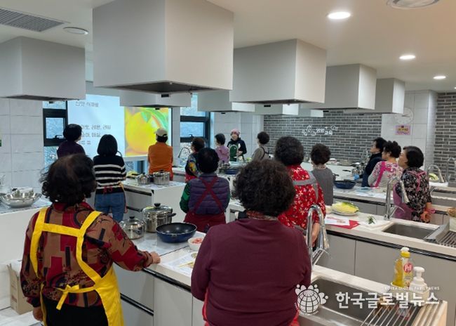 지난해 광명노인회관 2층 영양교육실에서 '저염·저열량 건강요실교실'을 진행하고 있다.