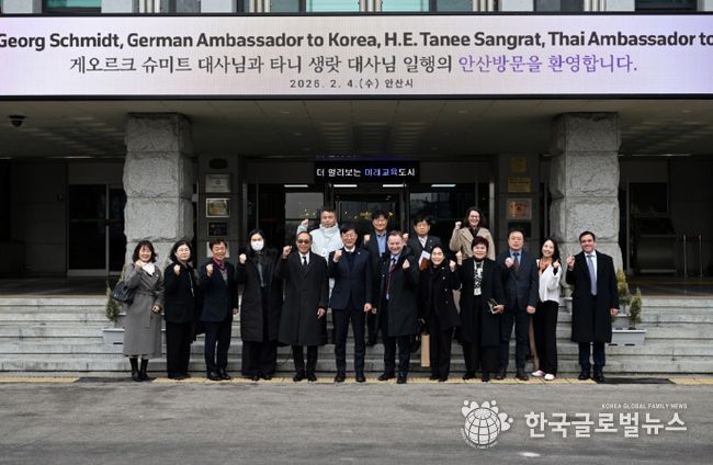 4일 안산시를 공식 방문한 게오르크 슈미트 주한 독일 대사, 타니 생랏 주한 태국대사 등과 양국 기업 대표단이 파이팅을 외치며 기념 촬영을 진행 하고 있다.