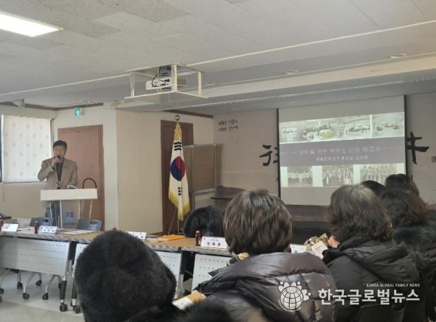 베테랑 공무원이 새빛신문고 제도를 설명하고 있다.