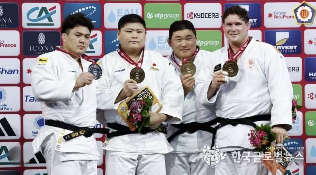 오른쪽에서 두 번째 김민종