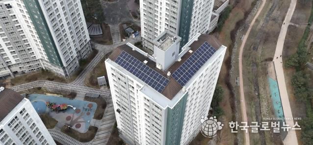 수원시 최초로 ‘아파트 알이(RE)100 옥상형 태양광 시범사업’을 추진된 와이시티아파트 전경.