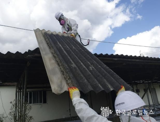 용인특례시는 노후 슬레이트 지붕 철거 비용을 지원한다