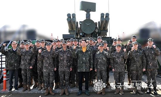 오세훈 서울시장이 16일(월) 1방공여단 방공진지 장병들과 기념사진을 촬영하고 있다.
