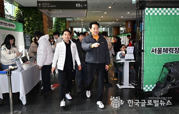 오세훈 서울시장이 16일(월) 서울시청 1층 로비에서 열리고 있는 ‘설맞이 서울체력장 팝업’을 둘러보고 있다. 서울체력장 팝업은 설 당일 포함 18일(수)까지 진행된다.