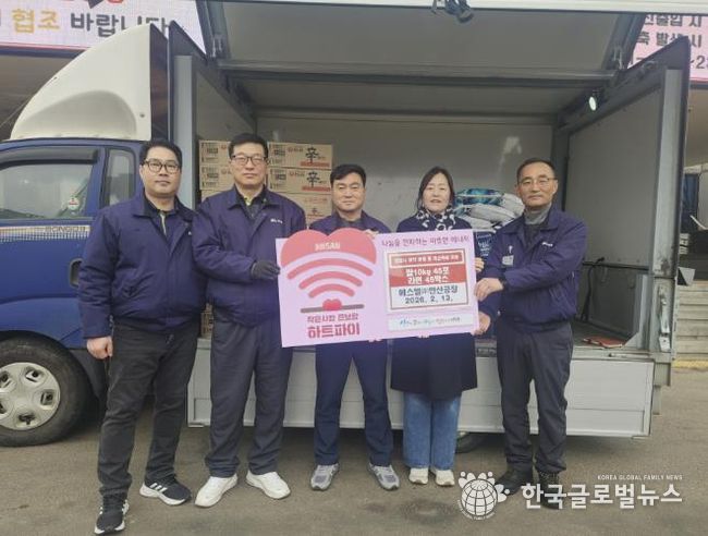 13일 (주)에스엘이 안산시에 쌀10kg 45포 및 라면 45박스 후원품을 전달하고 있다.