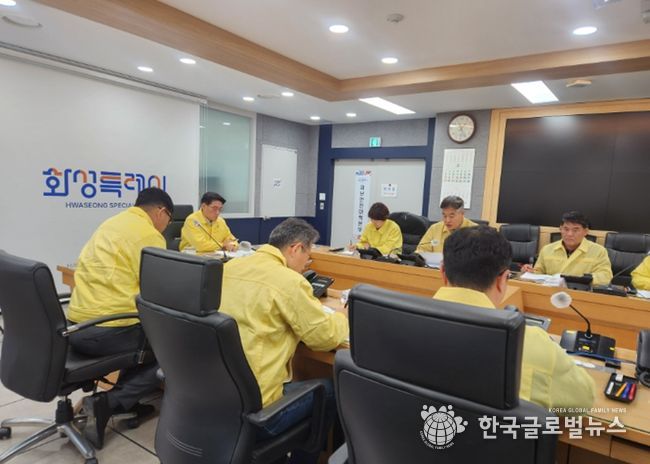 윤성진 제1부시장이 재난안전대책본부 긴급회의를 주재하고 있다