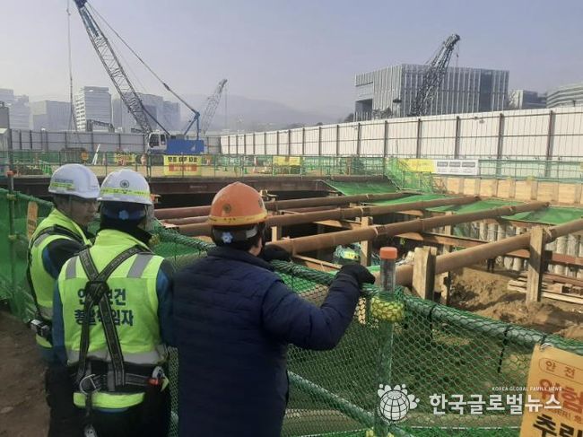 성남시 관계자들이 해빙기 재난사고 예방을 위해 건축공사장을 점검하고 있다.