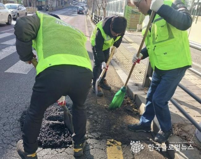 수원시 팔달구, 해빙기 도로안전 위한‘포트홀 보수전담반’본격 가동