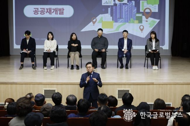 진교훈 서울 강서구청장(가운데)이 강서아트리움에서 열린 ‘2040 지역균형발전종합계획 주민설명회’에서 직접 마이크를 잡고 주민 질문에 답변하고 있다.