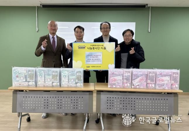 물품 전달 후 기념촬영을 하고 있다.