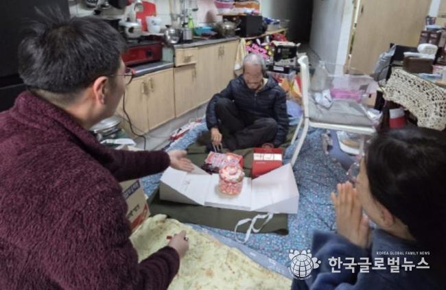 수원시 팔달구 지동,‘찾아가는 어르신 생신잔치’로 어르신께 온기 전달