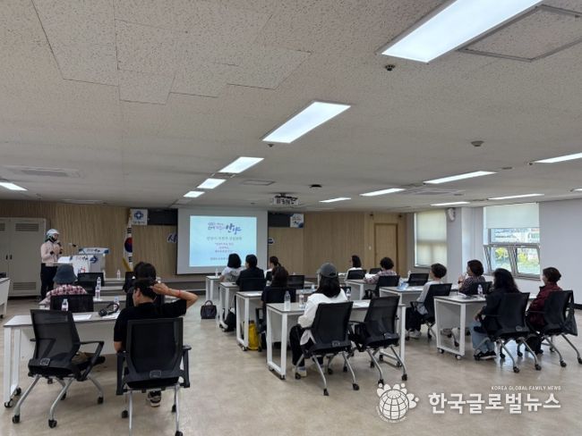 2025년에 실시된 무료 자전거 상설교육에서 참가자들이 자전거 안전법규 등 기초 이론을 배우고 있다