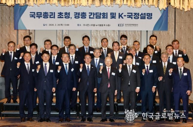 김민석 국무총리가 26일 종로구 포시즌스 호텔에서 열린 한국경영자총협회 오찬 간담회 및 K-국정설명회에서 강연을 하고 있다.