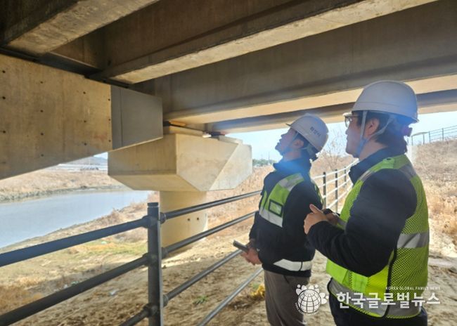최병주 효행구청장이 동화교 하부 균열 및 침하 여부를 현장에서 점검하고 있다.