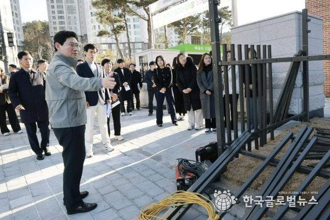 이상일 시장이 26일 용인솔빛초·중통합학교를 찾아 주요 시설을 살피고 있다