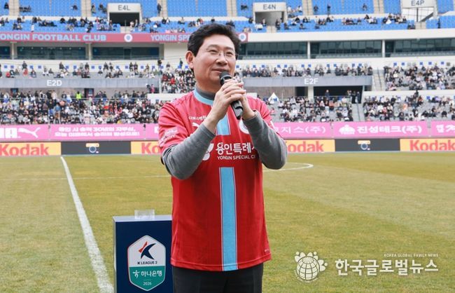 이상일 시장이 1일 미르스타디움에서 열린 하나은행 K리그2 홈 개막전에서 인사말을 하고 있다