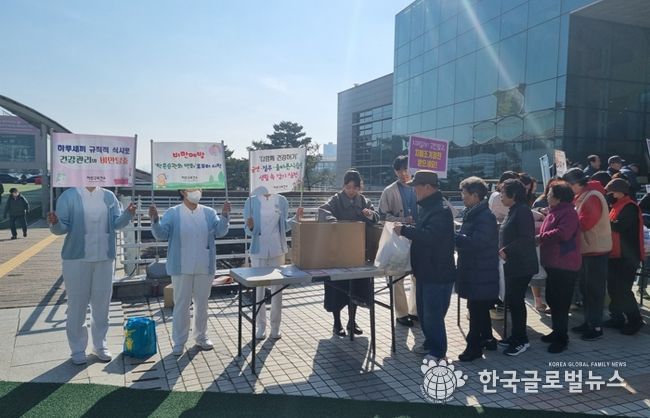 용인특례시 보건소에서 지난해 진행한 '비만 예방의 날' 통합건강증진 합동캠페인 모습