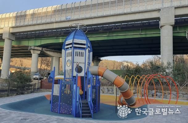 신규로 조성된 부곡동 물놀이장에 보호자가 땡볕을 피할 그늘막이 전무한 모습