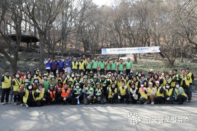 김현수 제1부시장과 봉사활동 참가자들이 기념사진을 촬영하고 있다.