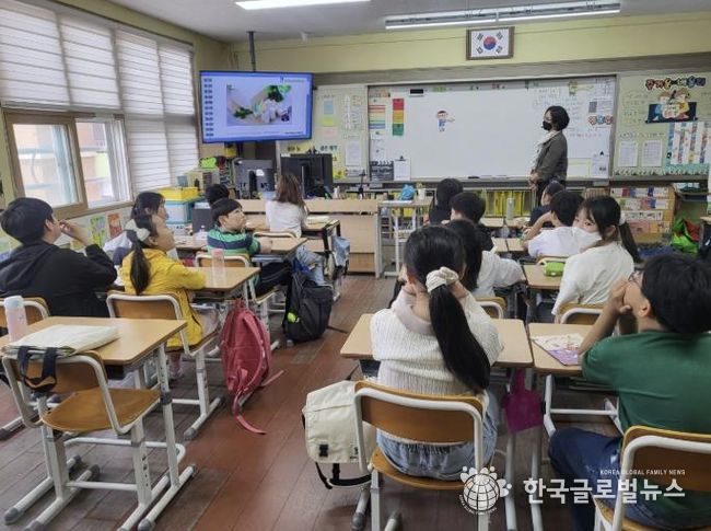 ‘찾아가는 건강먹거리 수업’에 학생들이 참여하고 있다.