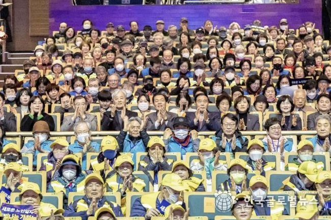 이재준 수원특례시장(사진 가운데), 이재식 수원특례시의회 의장, 발대식 참석자들이 함께하고 있다.