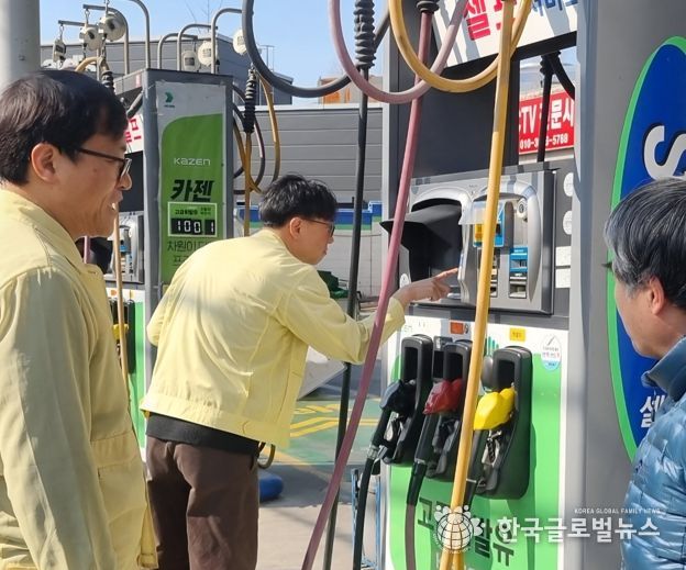 지난 13일 광명시 특별점검반이 관내 한 주유소에서 가격 표시 및 유통 질서 일제 점검을 실시하고 있다.