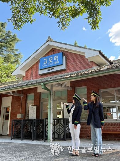 관광객들이 고모역에서 역무원 체험을 하고 있다.
