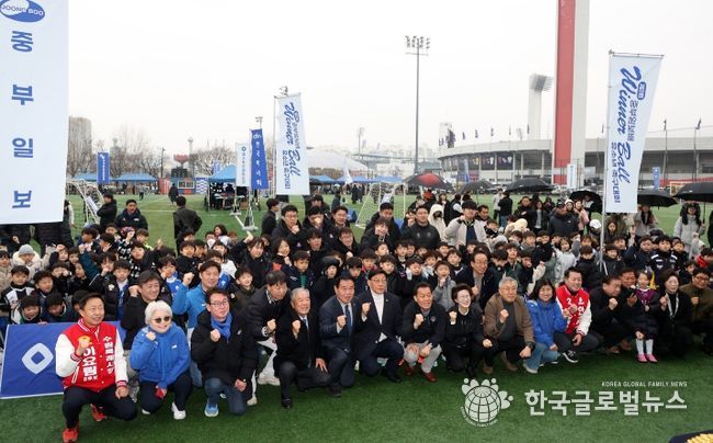 이재식 수원특례시의회 의장이 「제2회 중부일보배 전국 유소년 축구 페스티벌」에 참석해 선수들과 기념촬영을 하고 있다.