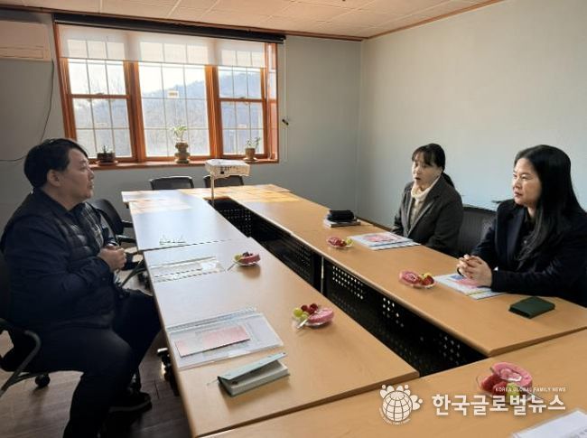 신현주 화성특례시 돌봄복지국장이 장애인 거주시설 생활공간을 둘러보며 현장을 점검하고 있다