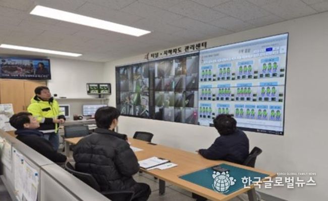 효행구청 관계자들이 지하차도 관제센터에서 도로시설물 운영 상황을 점검하고 있다.