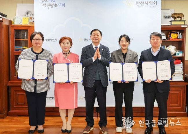 사진은 17일 의회 의장실에서 진행된 ‘소식지 편집위원회 위원 위촉식’ 중 한 장면. 의회는 이날 편집위원 4명을 위촉했다. 왼쪽부터 우인경 현옥순 위원, 박태순 의장, 이은빈 장기준 위원의 모습.