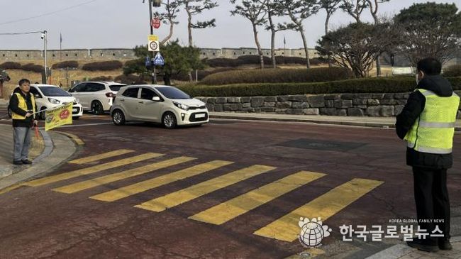 수원시 팔달구 행궁동 경기행복마을관리소, 등굣길 교통지도 지원으로 안전한 통학 환경 조성
