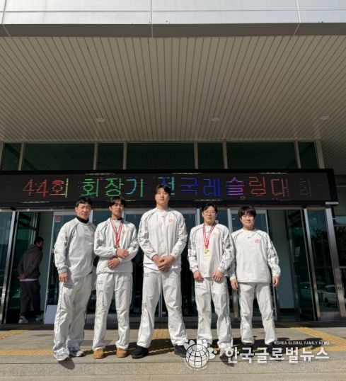 구로구청 레슬링팀이 제44회 회장기 전국레슬링대회장 앞에서 단체 사진을 찍고 있다. (왼쪽부터 강대규, 박성민, 박준호, 정용석, 나홍길 선수)