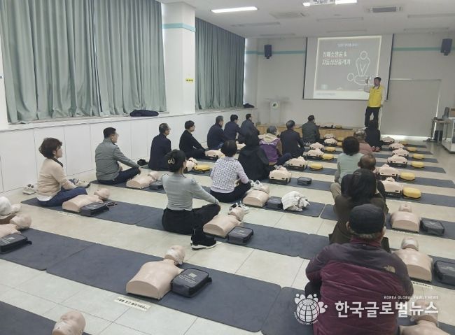 생명지킴이 공동체 안전체험 교육 참가자들이 심폐소생술 실습을 하고 있다
