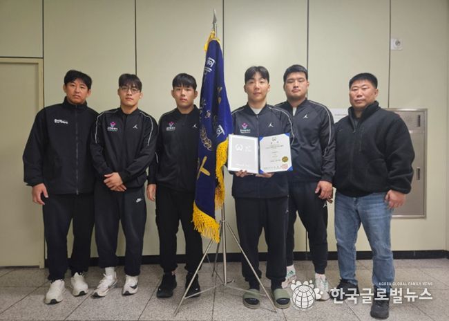 용인특례시 직장운동경기부 유도팀은 ‘2026년 회장기 전국 유도대회’에서 단체전 금메달과 개인전 동메달을 획득했다. 왼쪽부터 홍석웅·박희원·김유철·송민기·황민호 선수, 김혁 감독