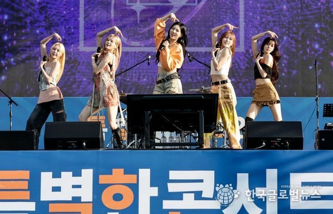 아이돌 그룹 이프아이가 21일 동탄여울공원에서 제26회 화성특례시민의날 기념 특별한 콘서트 시즌 2 첫 무대를 장식하고 있다