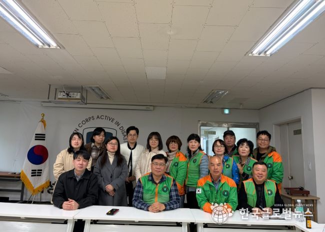 화성특례시 보건소 관계자와 자율방재단이 방제 관련 회의를 마친 후 기념 촬영을 하고 있다