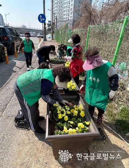신장2동 새마을부녀회, 봄꽃으로 화사한 거리 조성