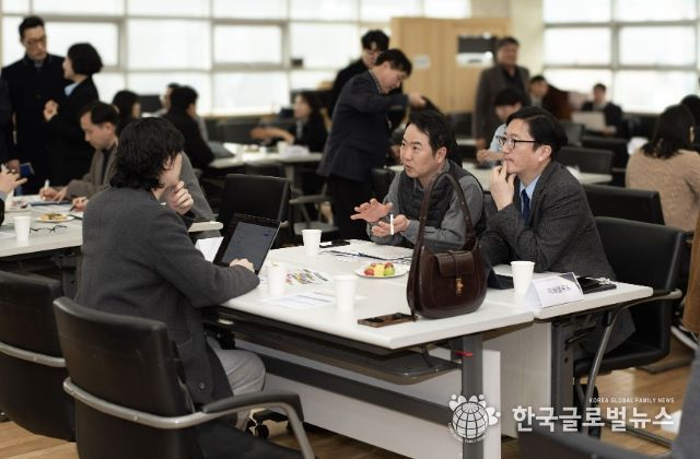 지난 3월 18일 성남산업단지관리공단 대회의실에서 열린 '2026 성남 제조 AX 솔루션 커넥트' 행사에서 식품제조기업들이 일대일 상담을 받고 있다.