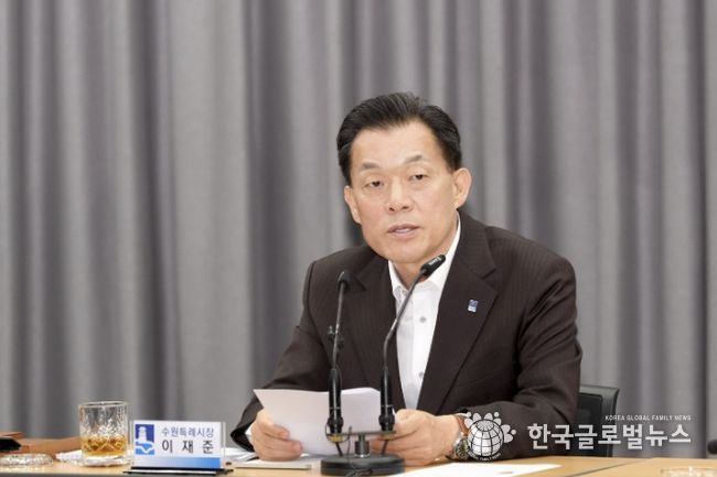 이재준 수원시장이 4월 확대간부회의에서 발언하고 있다.