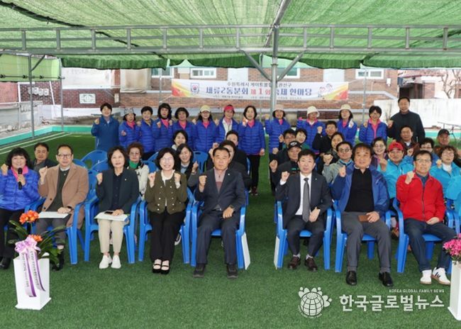 이재식 수원특례시의회 의장을 비롯한 참석자들이 25일 세류2동 게이트볼장에서 열린 「세류2동 게이트볼장 재개장식」에서 기념촬영을 하고 있다.