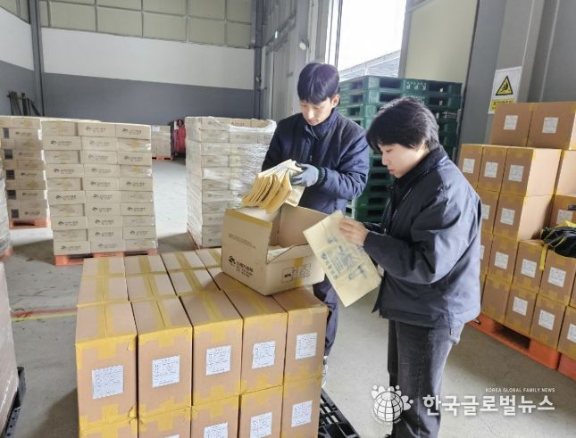 시청 직원들이 종량제봉투 창고에서 수급상황을 점검하고 있다