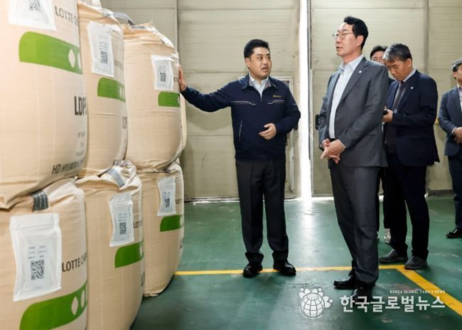 정명근 화성특례시장이 25일 관내 보온재 제조업체를 방문해 원재료 수급상황을 점검하고 있다.