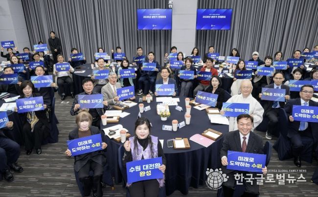 새로운수원위원회 위원장인 이재준 수원시장(가운데)과 위원들이 함께하고 있다,