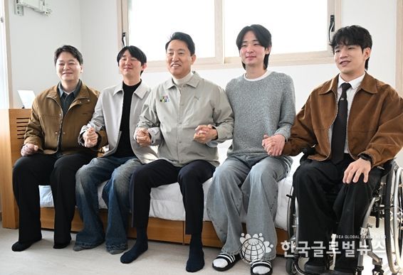 27일(금) 서해수호의 날을 맞아 위국헌신청년주택을 찾은 오세훈 서울시장이 부상제대군인들과 기념사진을 촬영하고 있다.