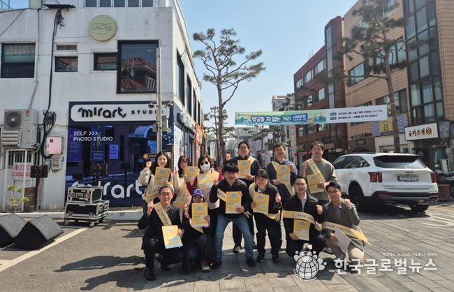 수원시·행궁동 지역상생협의체 관계자들이 지역상생구역 홍보 캠페인을 펼치고 있다.