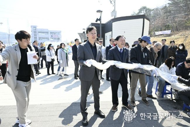 이민근 안산시장(왼쪽 두번째)이 28일 대부북동 구봉도 일원에서 진행된 '봄맞이 골목상권 축제'에서 가래떡 나눔행사에 참여하고 있다.