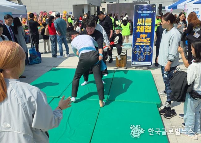 거제시청씨름단, ‘고고한 축제’서 씨름체험 부스 운영…시민들 큰 호응