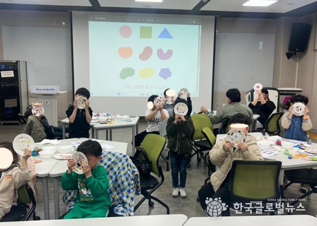 지난 30일 평생학습원에서 드림스타트 아동 13명과 함께 '나만의 그릇 만들기' 원데이 클래스가 진행 중이다.